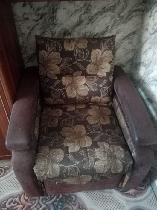 Продам угловой диван с креслом