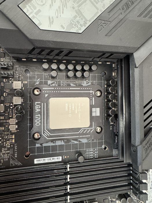 Placa de baza+ procesor(i7 13700k+ Asus Z690-F Strix)