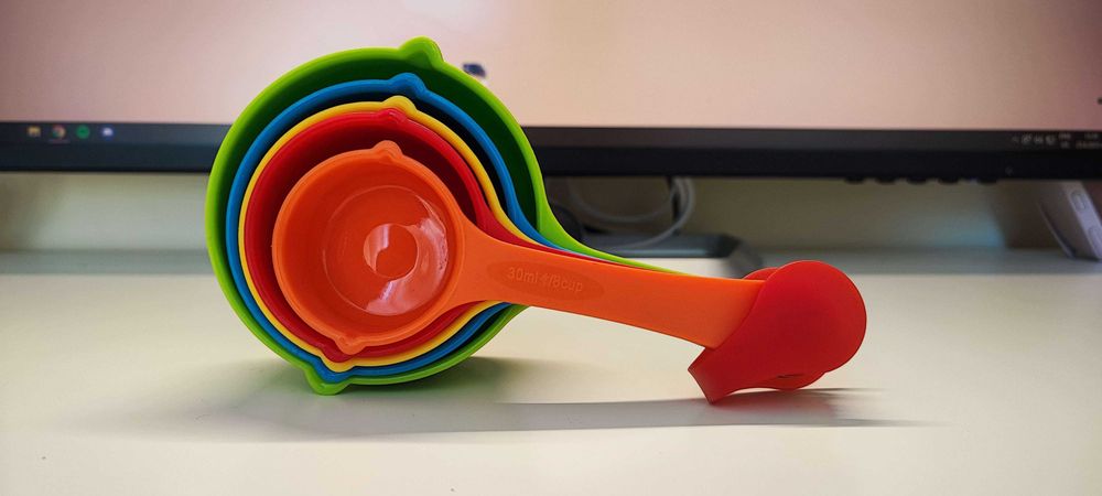 Комплект от 5 пластмасови мерителни чаши, многоцветни