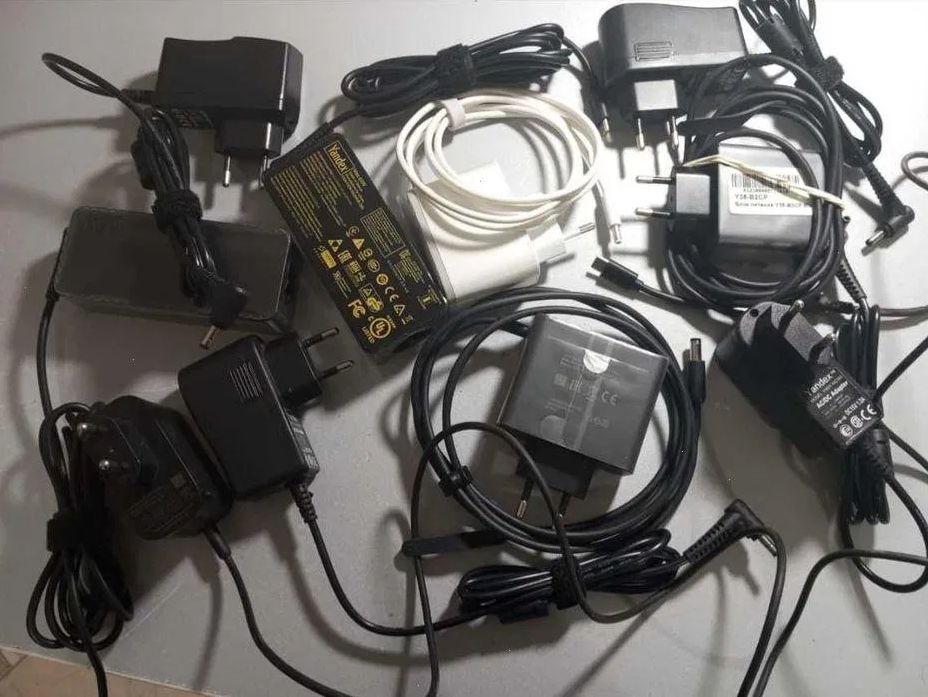 на Алису от Яндекс станции - Блок питания зарядка - разные блоки