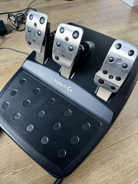 Logitech волан G29 с педали и оригинален стол PLAYSEAT® Challenge X - Logitech G Edition