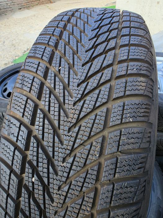 2 бр зимни 215/60/16 Goodyear дот 2024г