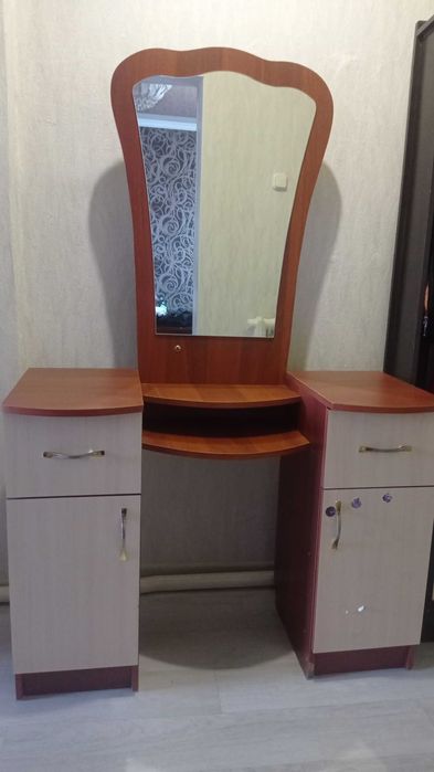 Дамский столик с зеркалом