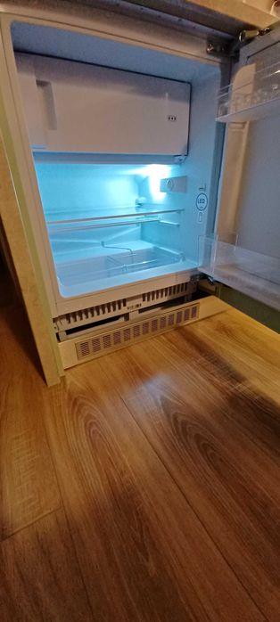 Хладилник Amica за вграждане НОВ НЕИЗПОЛЗВАН  111л, 81.8x59.6x55см