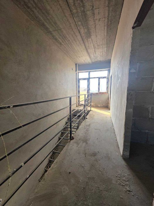 Продаётся 3х комн квартира на 3+4 этажах Ор-р 5 микрорайон Лагманная