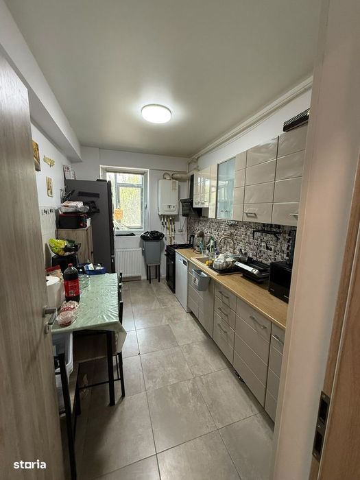 Apartament cu 3 camere semimobilat