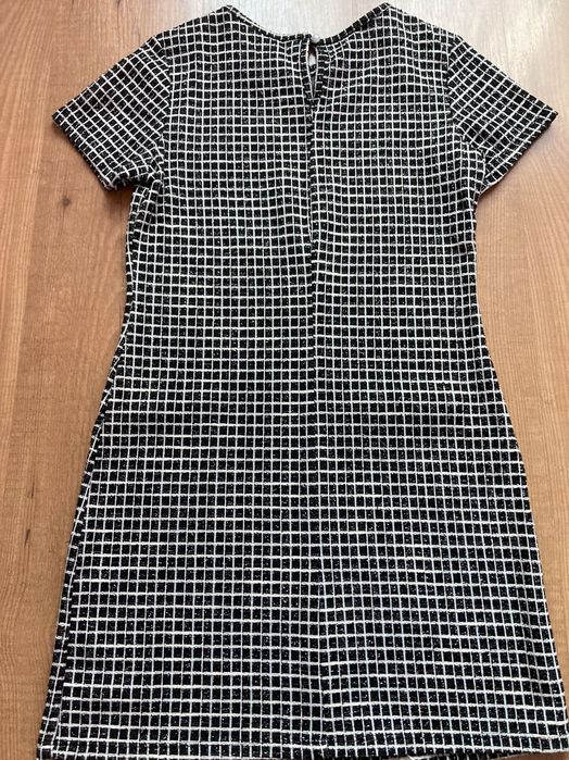 Елегантна рокля с къси ръкави