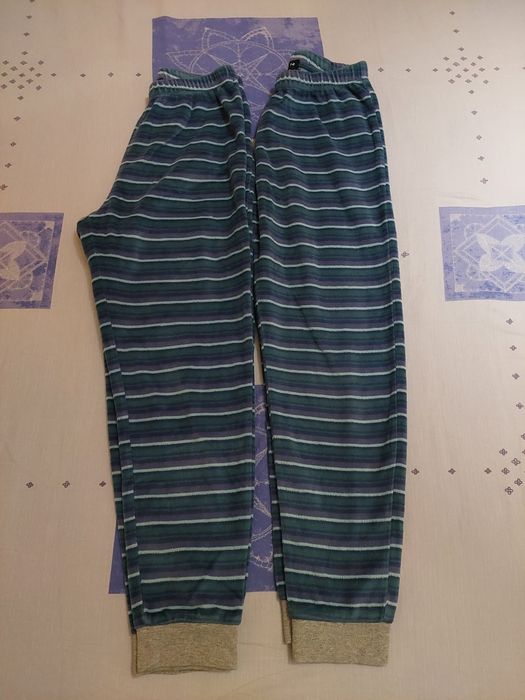 De vânzare lot 2 pijamale, 7-8 ani