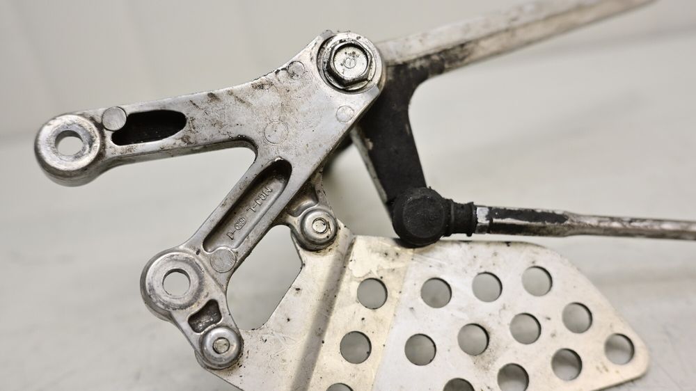 Suport Scarita Fata Stanga Cu Pedala Schimbator Honda CBR 929 2000 -