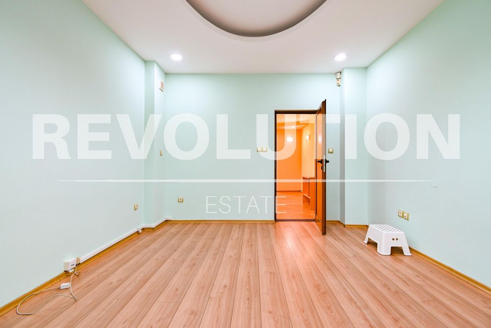 Дава се под наем Многостаен апартамент в София, Център - 135 кв.м за 875 € - Снимка #3