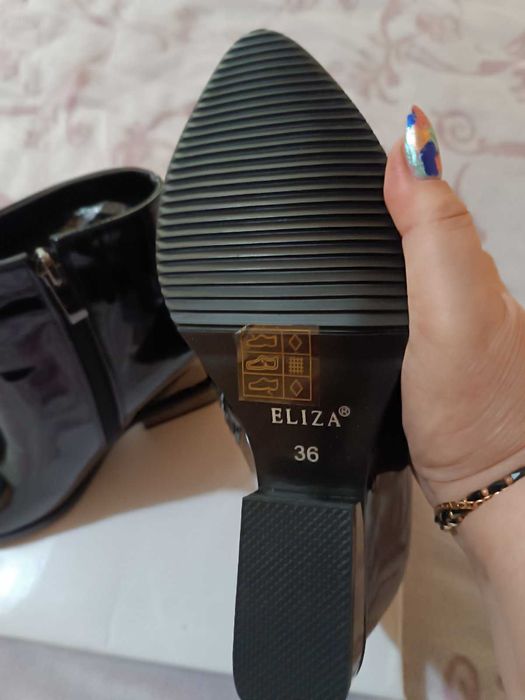 Дамски черни лачени боти