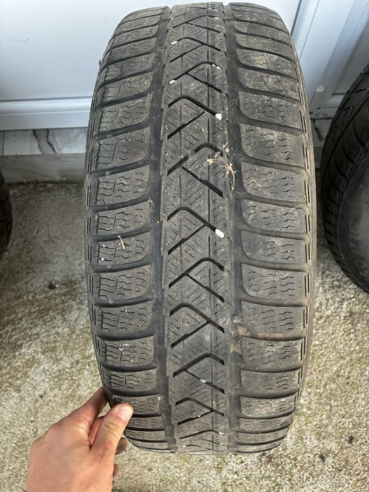 Vând set 4 anvelope de iarnă Pirelli + jante tablă + capace originale