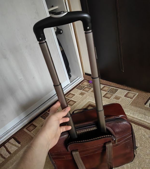 Кожаная сумка на колёсах
