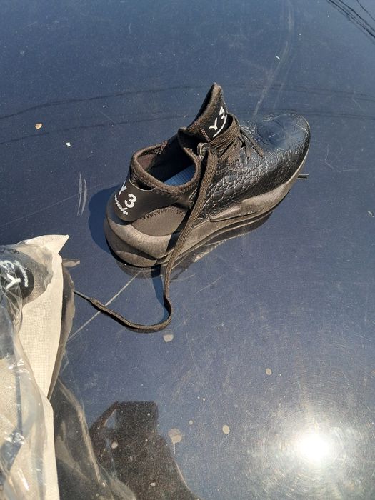 Vând 2 perechi de adidași puma și y3