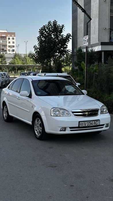 Lacetti 1.8 sotiladi