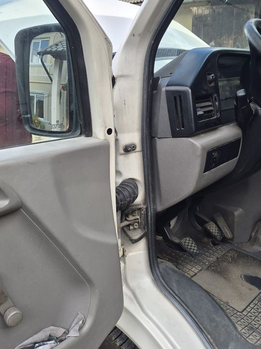 Volkswagen LT închis in 3 panouri an 2006 2.5 diesel