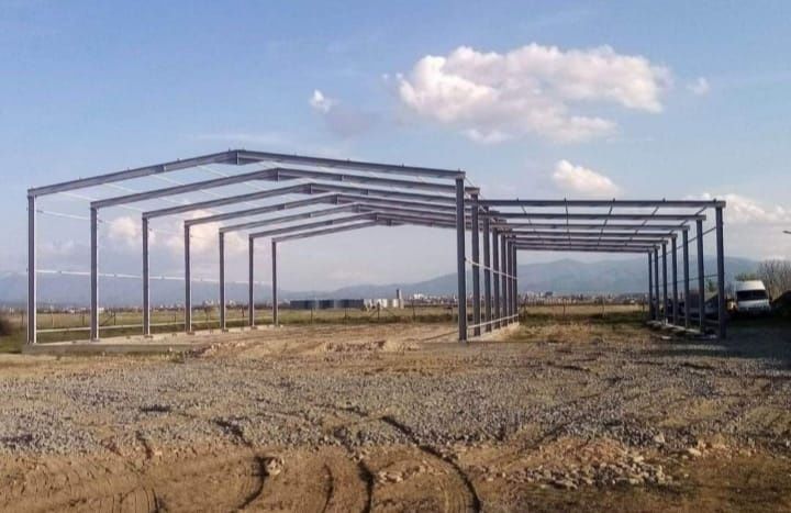Vand hală metalică de pe stoc 8 m lățime pe 20 lungime cu tot cu montaj la super preț fac și alte mărimi orice mărime lucrăm fără avans