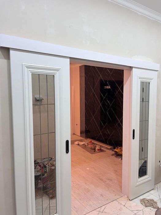 Плотник уст меж ком двери и дабор ручка