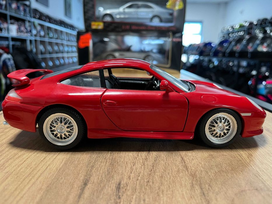 Метална колекционерска количка модел  BBURAGO PORSCHE GT3 1999г.1:18