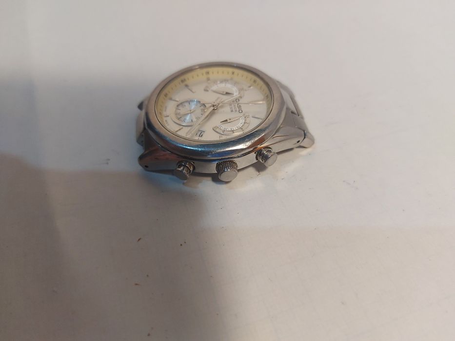 Японские часы Casio кварцевые.