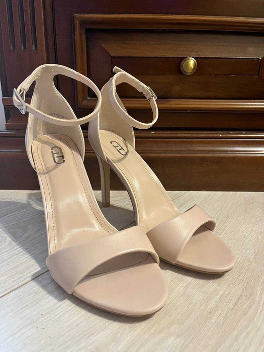 Босоножки бежевые продам