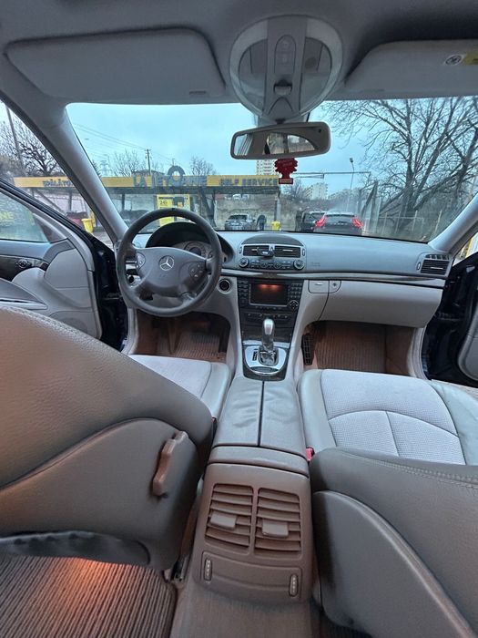 Mercedes E240-2004