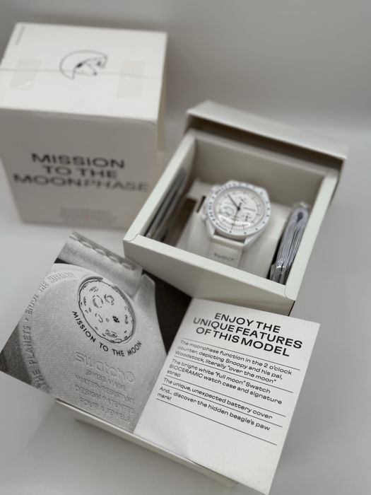 Bu saat Swatch x Omega “Mission to the Moonphase” (Snoopy)