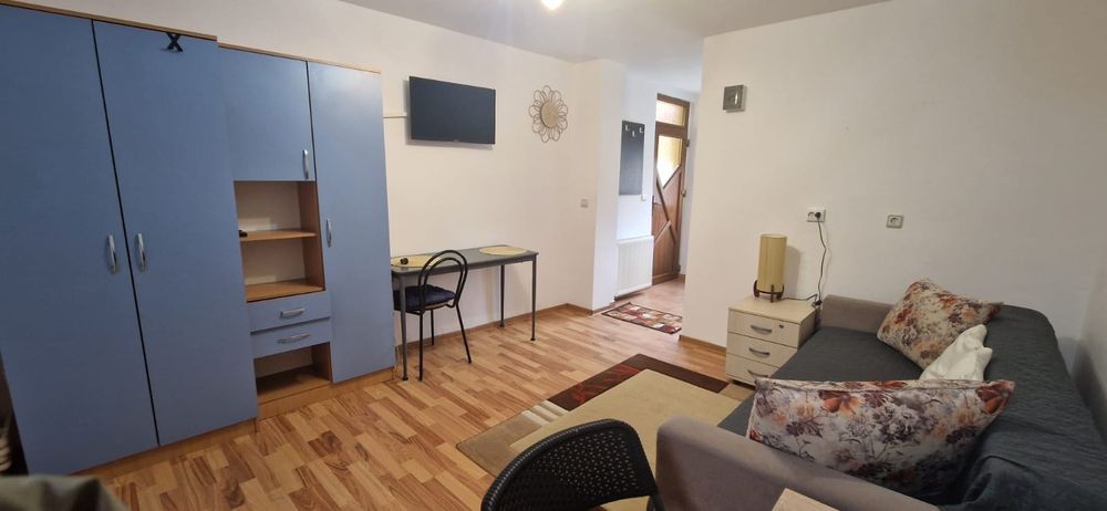 proprietar inchiriez 1 camera la  casa  cu curte