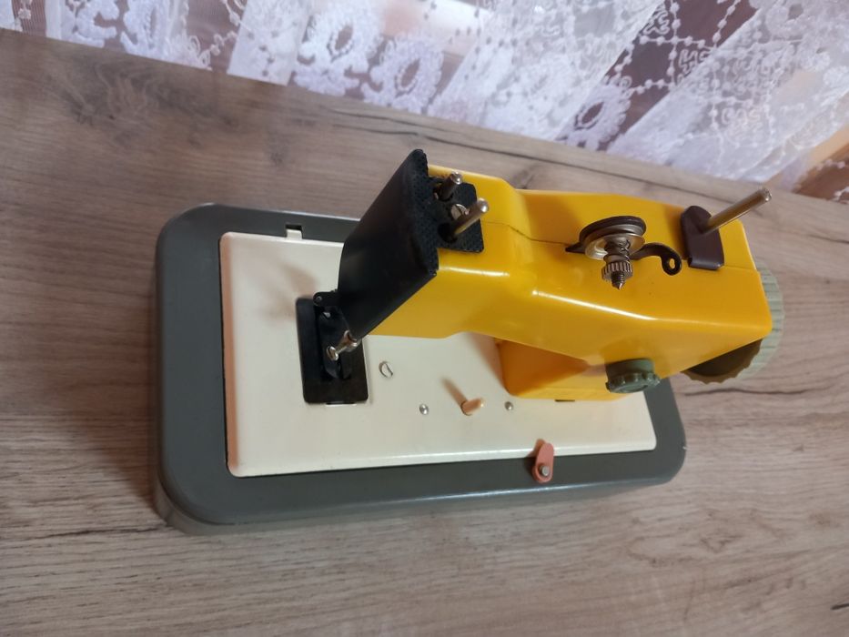 Masina de cusut cu baterii vitange