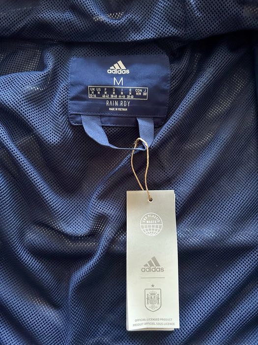 Яке Adidas x Spain ветроустойчиво и водоустойчиво
