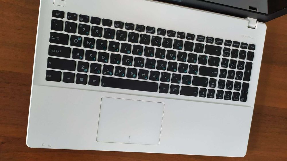 Чудесен Лаптоп ASUS в Отлично състояние отлично работещ 15,6 инча