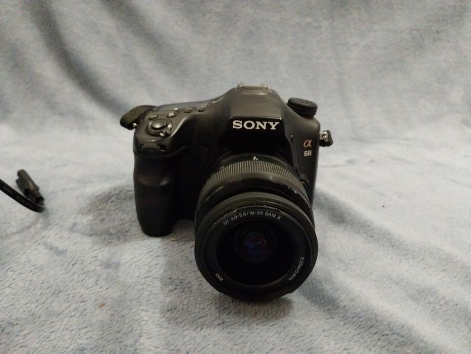 Sony A68 + obiectiv Sony 18–55 mm (obiectiv cu problemă la focalizare)