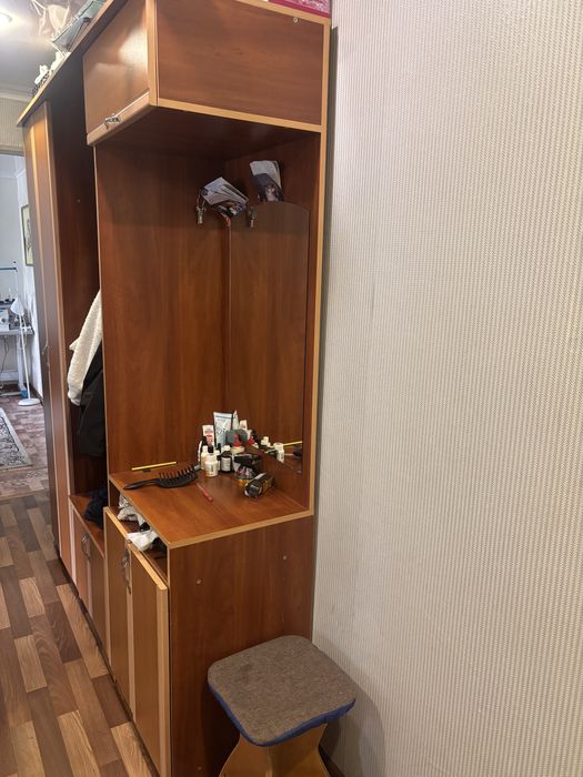 Продам прихожую .