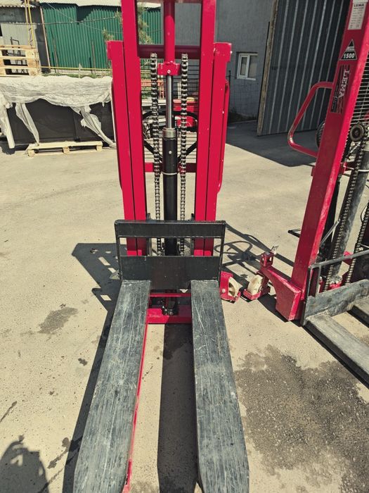 2 штабелёра, 1 и 1.5 тонны