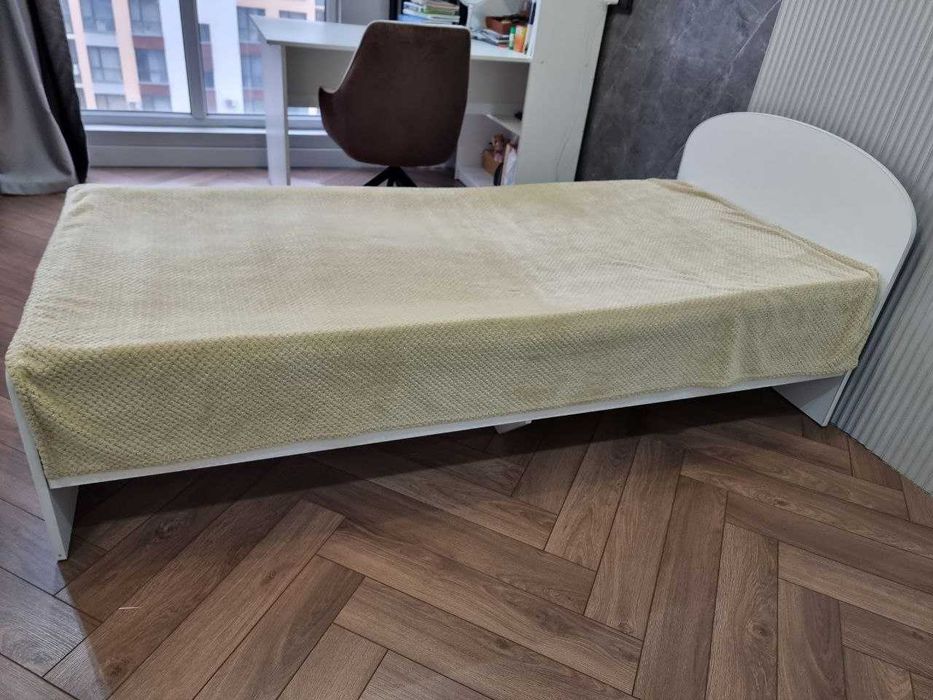 Продам кровать с матрасом 90х200