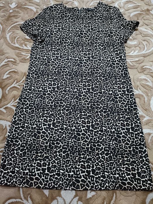 Vând rochie animal print
