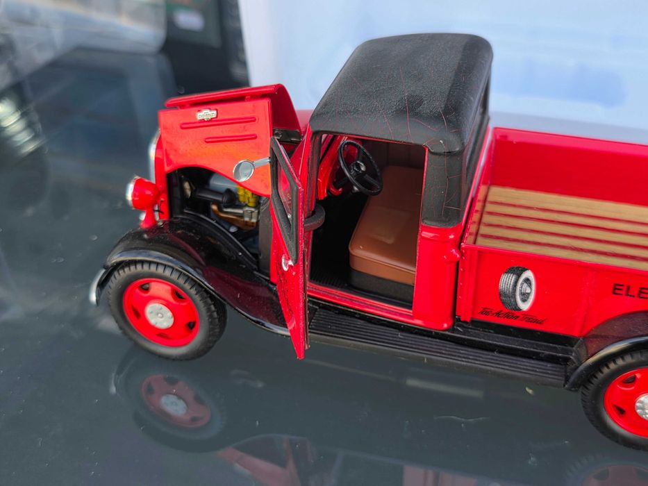 Macheta Auto 1/24 Unique Replicas 1935 Chevrolet Pickup 1 1/2 Ton Sedan Delivery