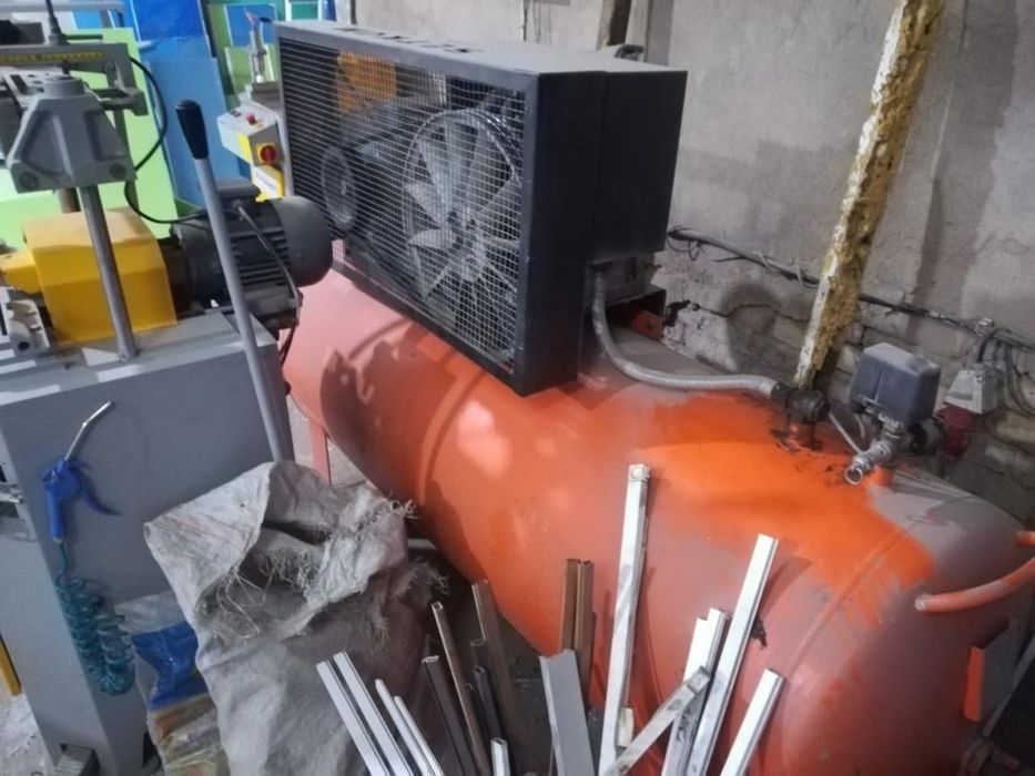 Воздушный компрессор с накопителем 1 тонна