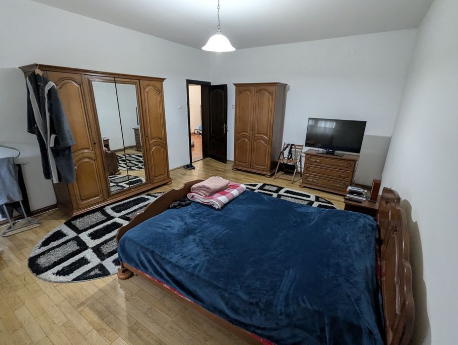 Vand casa cu etaj si teren