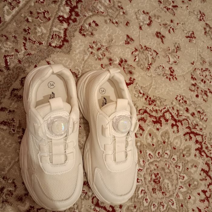 Продам белые кроссовки в отличном состоянии