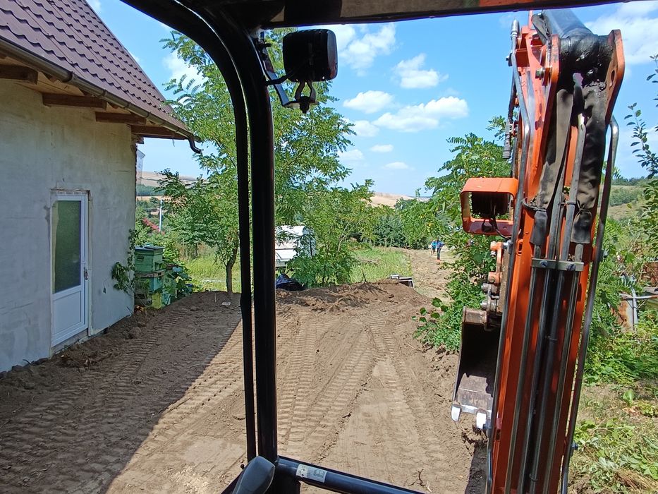 Executăm lucrări cu miniexcavator de 2,8 tone