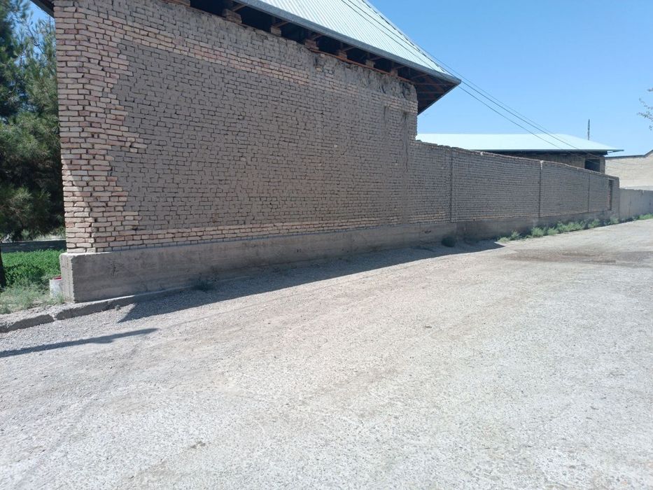 Uy sotiladi İpodrom bozori ketaverishda taxta bazani oldida