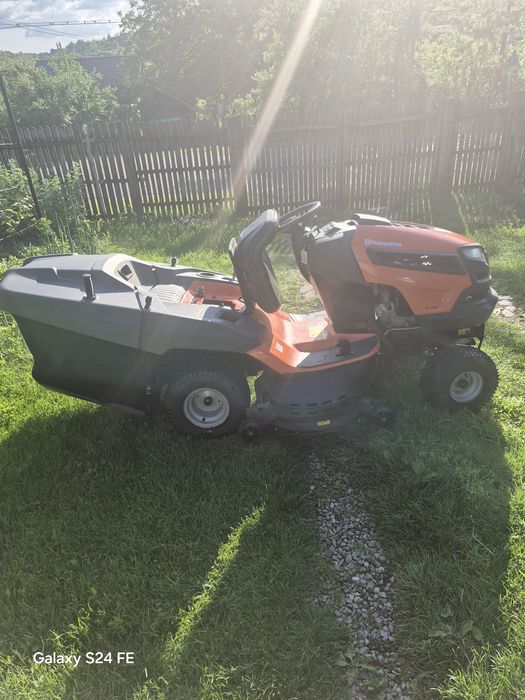Se vinde tractoras de tuns iarba Husqvarna TC 142T, echipat cu motor Briggs&Stratton V- Twin (2 cilindri), 656 cm ,20 hp,