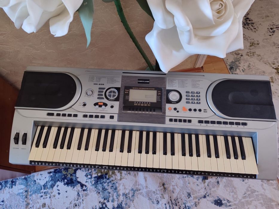 Продам СИНТЕЗАТОР МК 935 б/у Почти новый