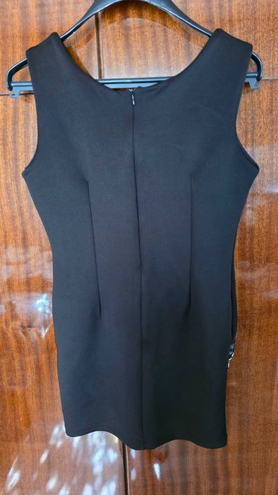 Къса, черна рокля