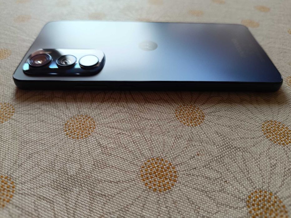 Продавам Motorola Edge 30 8/256