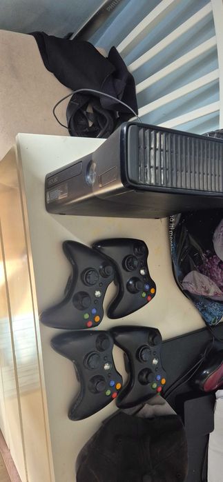 VÂND consola XBOX 360 S model 1349 CU 4 MANETE