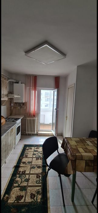 Propietar inchiriez ap. 3 camere,et.3, zona centrala