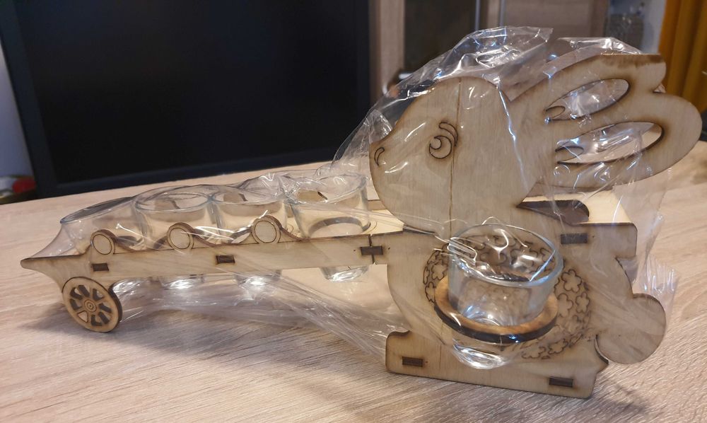 Suport iepuraș din lemn cu pahare pentru sticlă