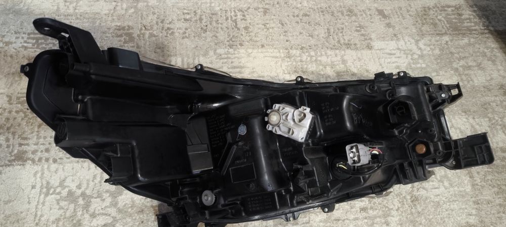 Фара левая Toyota Hilux 23г
